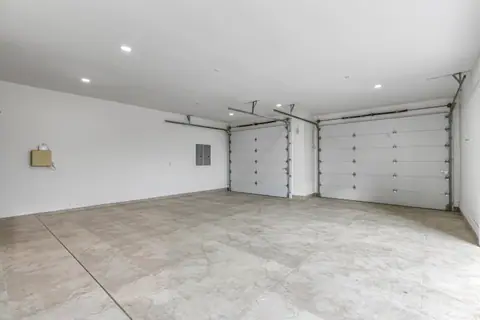 Interior de cochera terminada con dos puertas aisladas y luces empotradas
